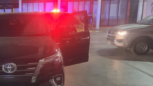 Thấy chiếc ô tô đỗ mãi không rời đi, nhân viên bảo vệ ngó vào thì kinh hãi với cảnh tượng bên trong- Ảnh 1.