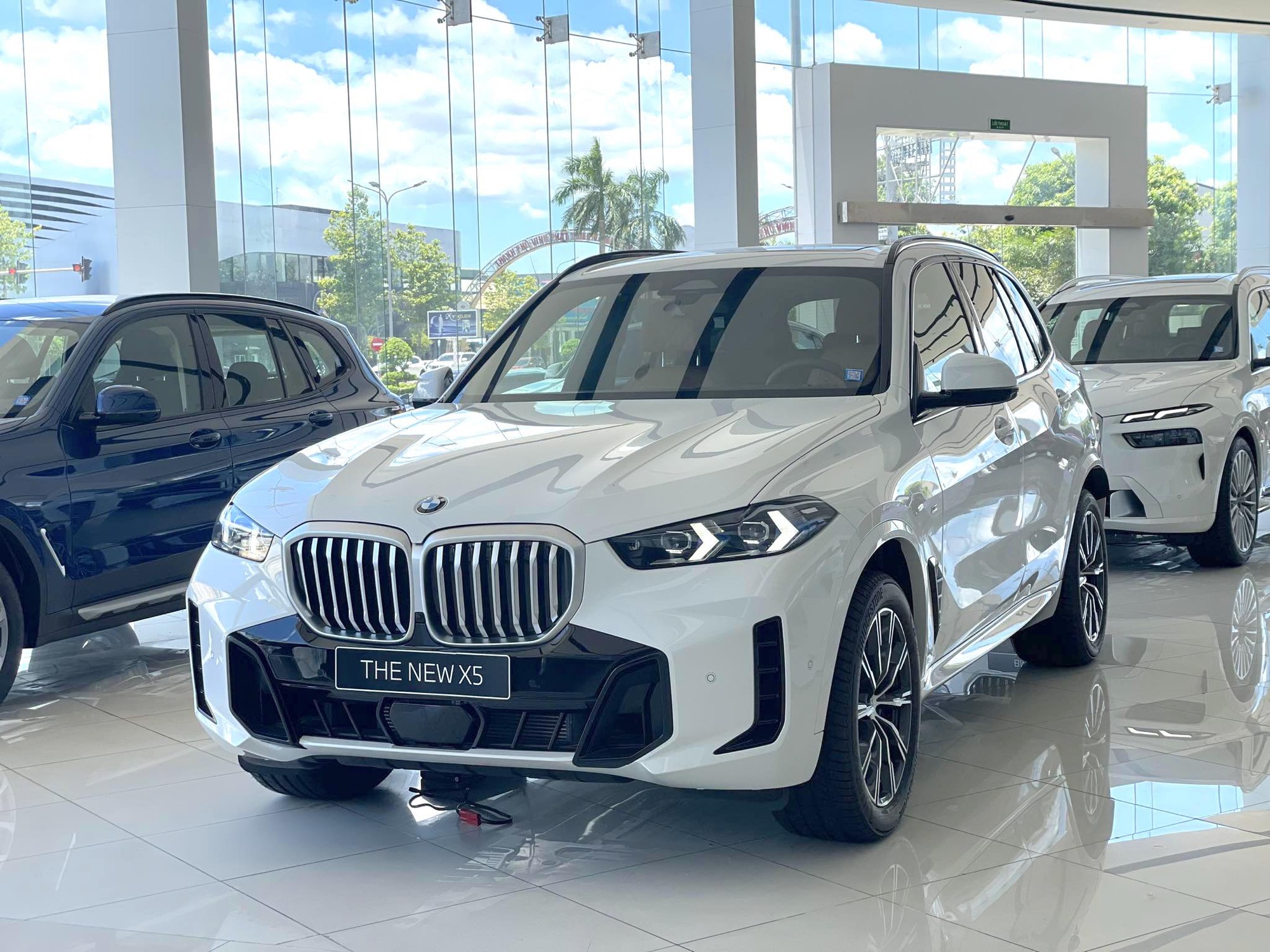 X5, GLC, Alphard, Prado, Viloran: Mẫu xe nào xứng đáng cho danh hiệu Xe gia đình 2-5 tỷ đồng?- Ảnh 1. X5, GLC, Alphard, Prado, Viloran: Mẫu xe nào xứng đáng cho danh hiệu Xe gia đình 2-5 tỷ đồng?- Ảnh 1.