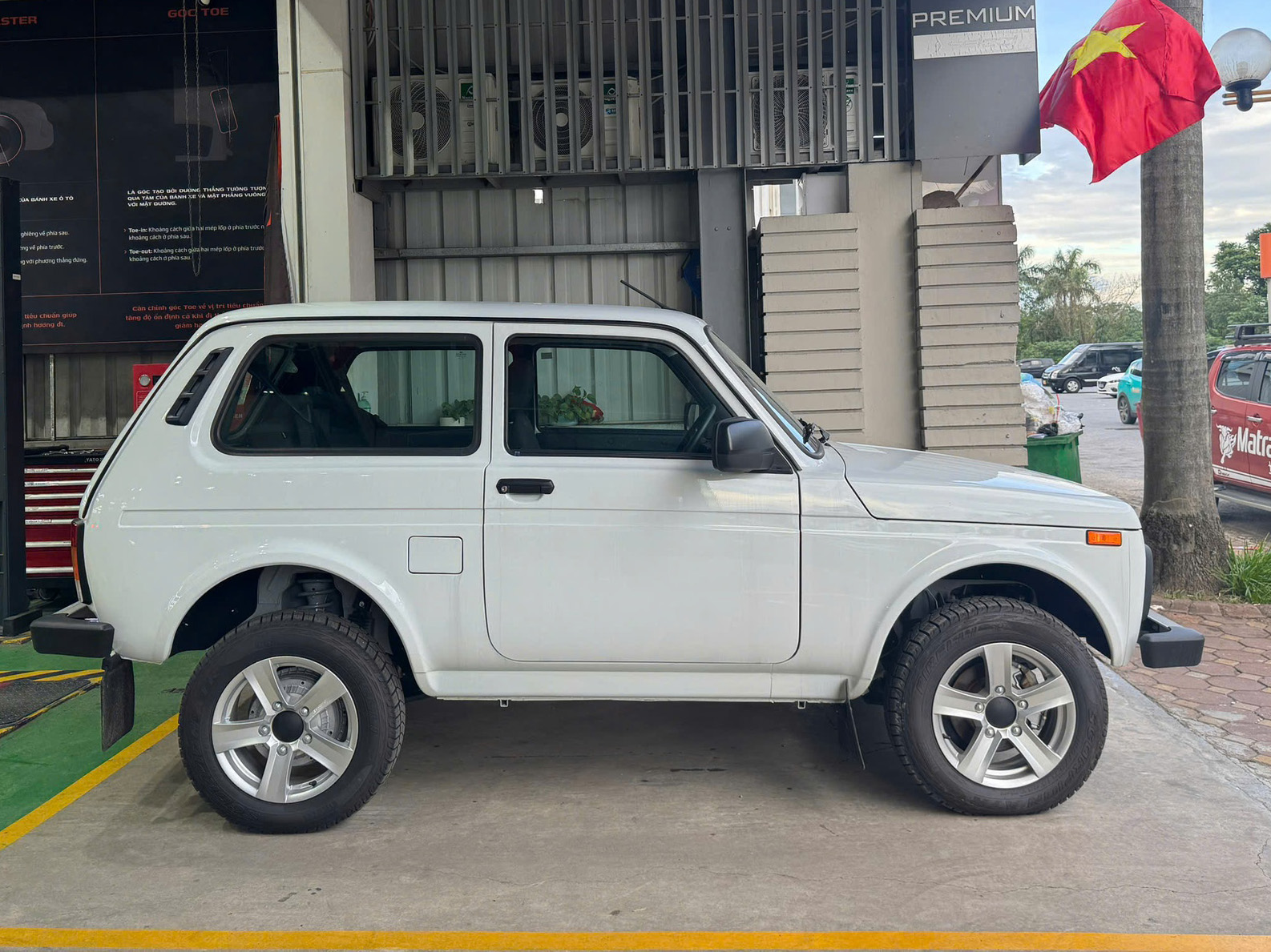 Lada Niva giá 450 triệu đồng tại Việt Nam: Dáng kiểu Jimny nhưng không phải ai cũng lái được, nhập Nga, bảo hành ít hơn xe Nhật, Hàn- Ảnh 7.