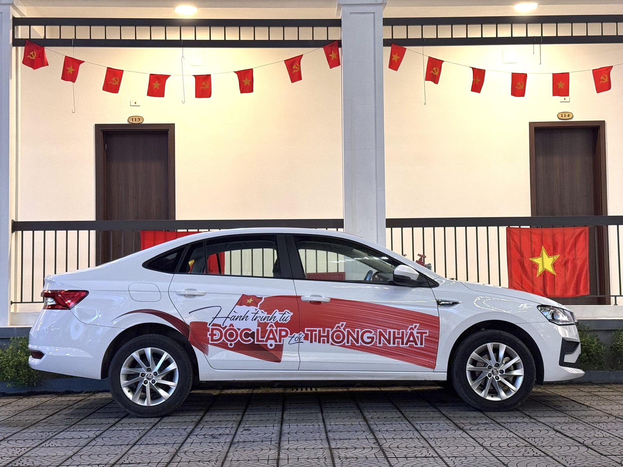 Skoda Slavia ra mắt Việt Nam ngày mai: Sedan hạng B cạnh tranh Vios, City bằng khung gầm châu Âu và máy 1.0L tăng áp, chỉ chờ giá tốt- Ảnh 4. Skoda Slavia ra mắt Việt Nam ngày mai: Sedan hạng B cạnh tranh Vios, City bằng khung gầm châu Âu và máy 1.0L tăng áp, chỉ chờ giá tốt- Ảnh 4.