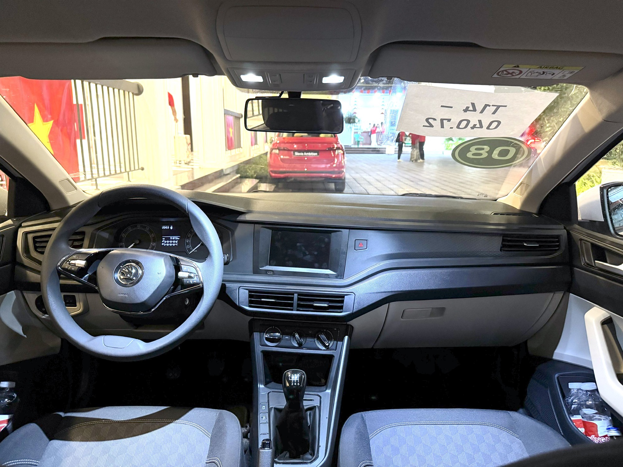 Skoda Slavia ra mắt Việt Nam ngày mai: Sedan hạng B cạnh tranh Vios, City bằng khung gầm châu Âu và máy 1.0L tăng áp, chỉ chờ giá tốt- Ảnh 3. Skoda Slavia ra mắt Việt Nam ngày mai: Sedan hạng B cạnh tranh Vios, City bằng khung gầm châu Âu và máy 1.0L tăng áp, chỉ chờ giá tốt- Ảnh 3.