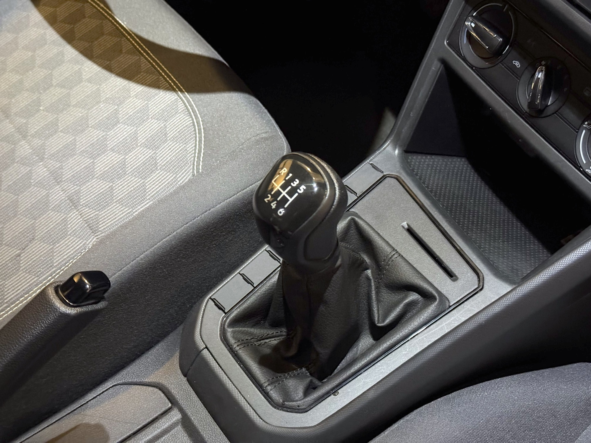 Skoda Slavia ra mắt Việt Nam ngày mai: Sedan hạng B cạnh tranh Vios, City bằng khung gầm châu Âu và máy 1.0L tăng áp, chỉ chờ giá tốt- Ảnh 6. Skoda Slavia ra mắt Việt Nam ngày mai: Sedan hạng B cạnh tranh Vios, City bằng khung gầm châu Âu và máy 1.0L tăng áp, chỉ chờ giá tốt- Ảnh 6.