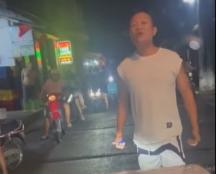 Công an mời người đàn ông chặn đầu ô tô, khiêu khích tài xế lên làm việc- Ảnh 1.