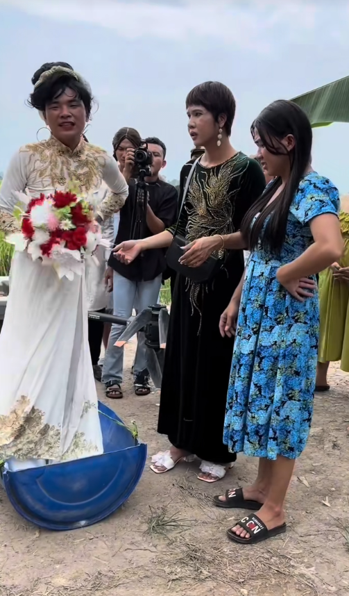 Giỡn mà thiệt: Người đàn ông ở Cà Mau mỗi tuần lại thấy cưới một lần, nhà có máy bay riêng, ê hề "siêu xe"...- Ảnh 4.