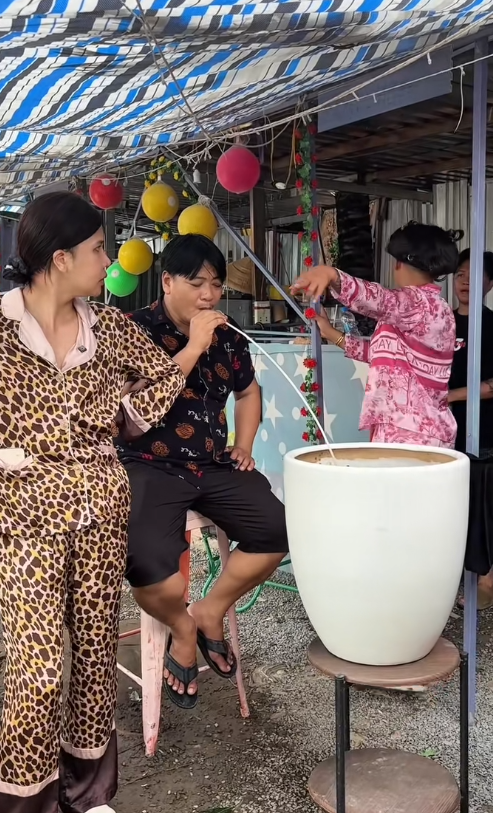 Giỡn mà thiệt: Người đàn ông ở Cà Mau mỗi tuần lại thấy cưới một lần, nhà có máy bay riêng, ê hề "siêu xe"...- Ảnh 21.