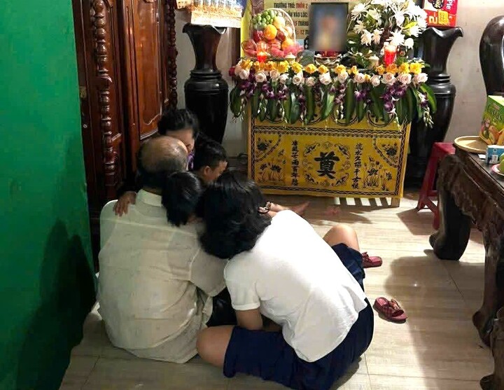 Xe vào trường chở rác tông chết 1 học sinh: Mẹ khóc nghẹn trước bàn thờ con trai- Ảnh 1.