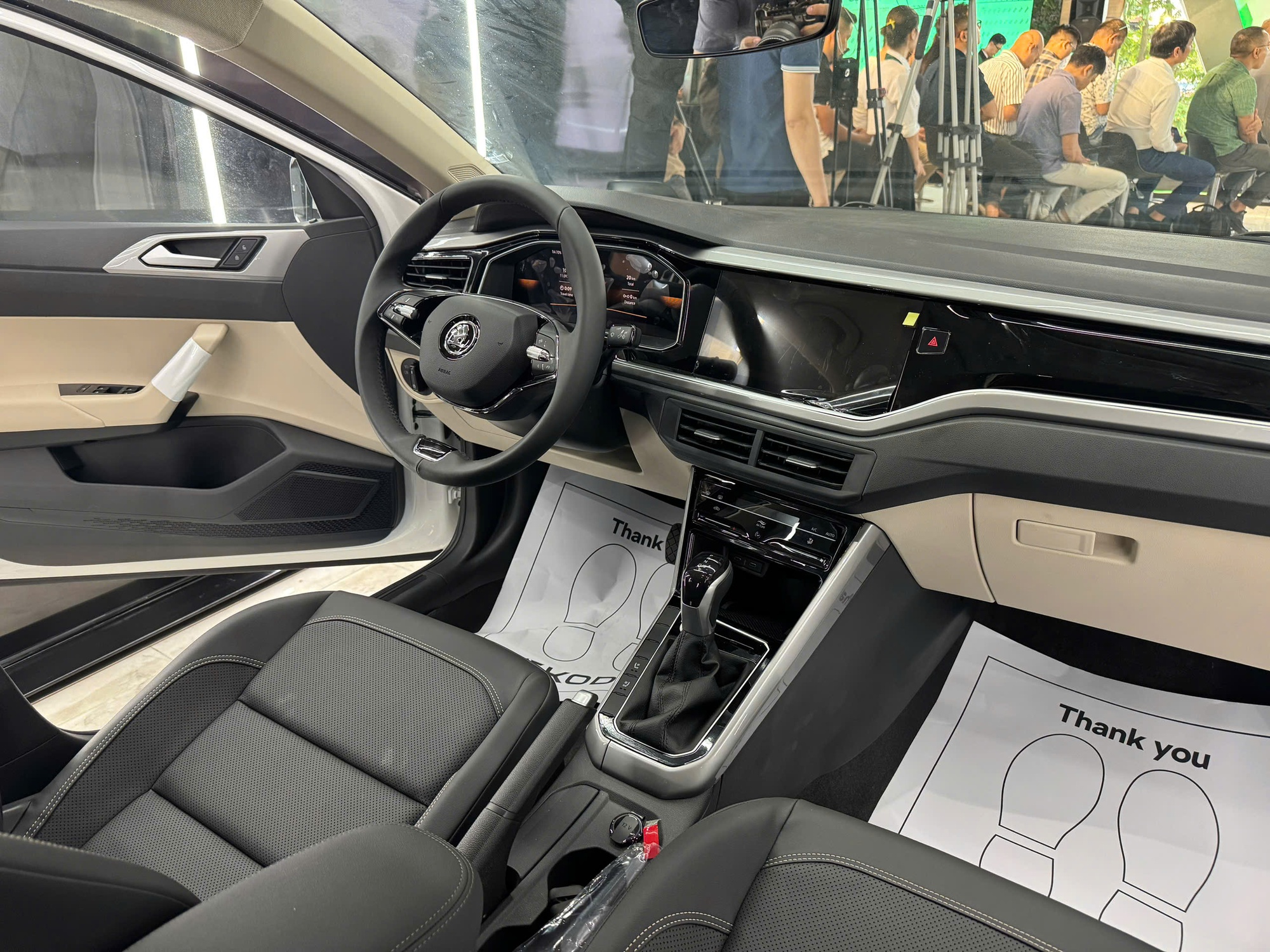 Skoda Slavia ra mắt Việt Nam: Giá bán 468-568 triệu đồng, đấu Vios City bằng máy xăng 1.0L tăng áp, hộp số 6 cấp, gầm cao hơn cả Corolla Cross- Ảnh 6. Skoda Slavia ra mắt Việt Nam: Giá bán 468-568 triệu đồng, đấu Vios City bằng máy xăng 1.0L tăng áp, hộp số 6 cấp, gầm cao hơn cả Corolla Cross- Ảnh 6.