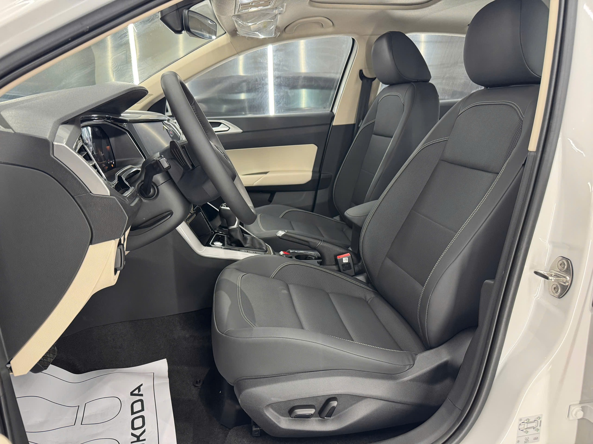 Skoda Slavia ra mắt Việt Nam: Giá bán 468-568 triệu đồng, đấu Vios City bằng máy xăng 1.0L tăng áp, hộp số 6 cấp, gầm cao hơn cả Corolla Cross- Ảnh 10. Skoda Slavia ra mắt Việt Nam: Giá bán 468-568 triệu đồng, đấu Vios City bằng máy xăng 1.0L tăng áp, hộp số 6 cấp, gầm cao hơn cả Corolla Cross- Ảnh 10.