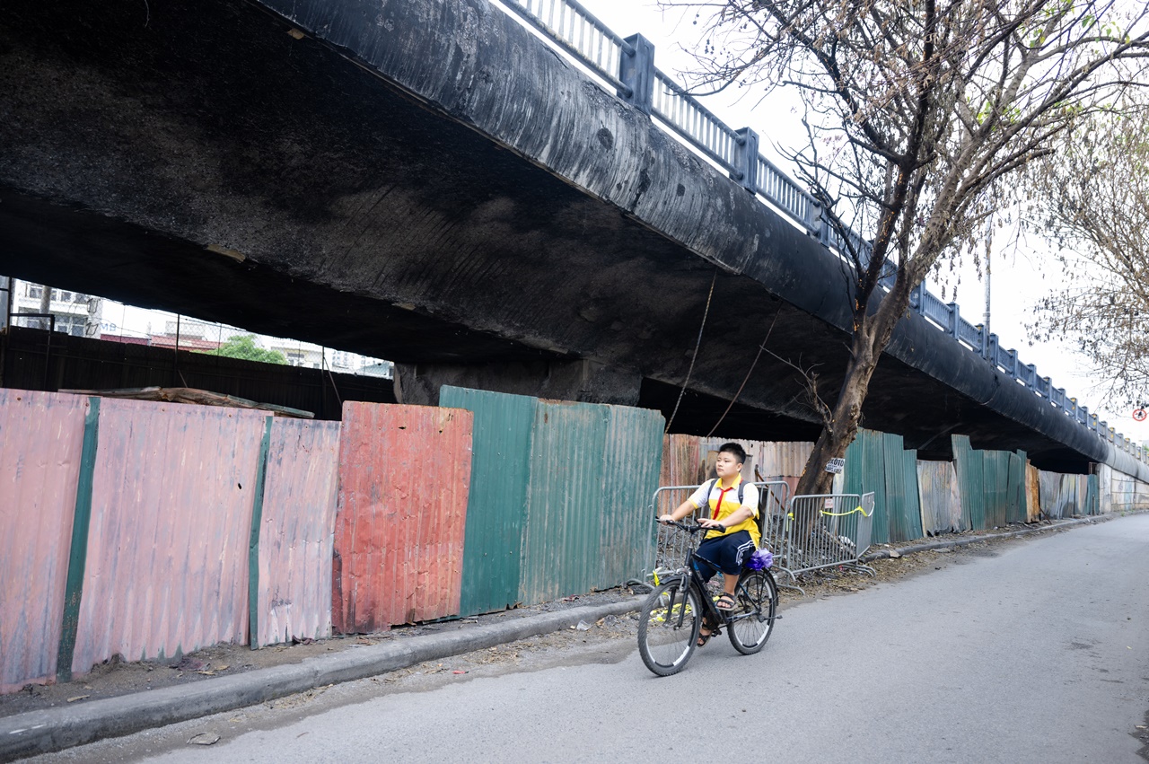 Cận cảnh cầu Vĩnh Tuy sau vụ cháy kinh hoàng 500 xe máy: Xác xe nằm la liệt, bê tông bong tróc lộ thép- Ảnh 1.