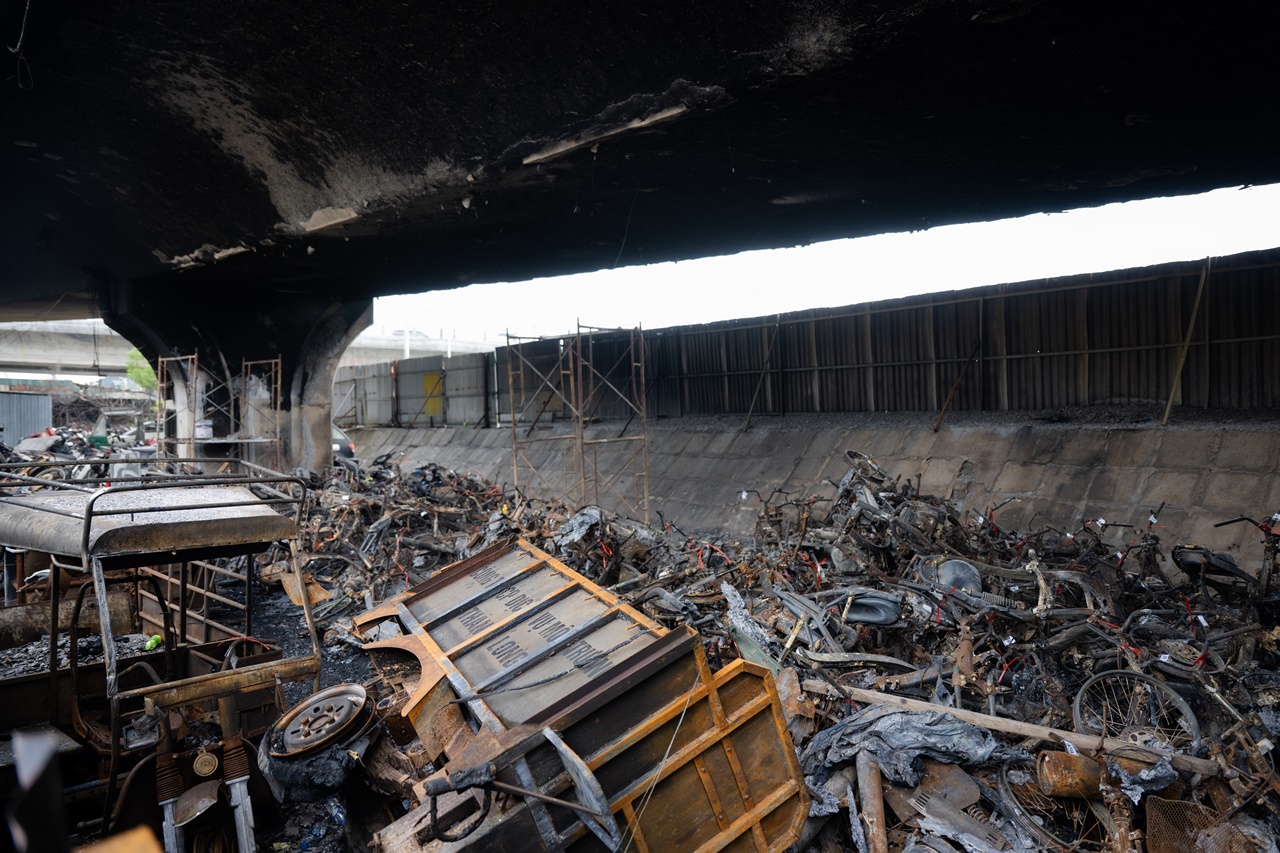 Cận cảnh cầu Vĩnh Tuy sau vụ cháy kinh hoàng 500 xe máy: Xác xe nằm la liệt, bê tông bong tróc lộ thép- Ảnh 2.