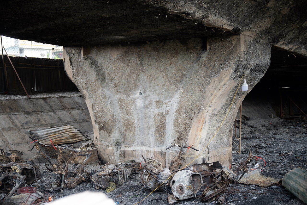 Cận cảnh cầu Vĩnh Tuy sau vụ cháy kinh hoàng 500 xe máy: Xác xe nằm la liệt, bê tông bong tróc lộ thép- Ảnh 4.