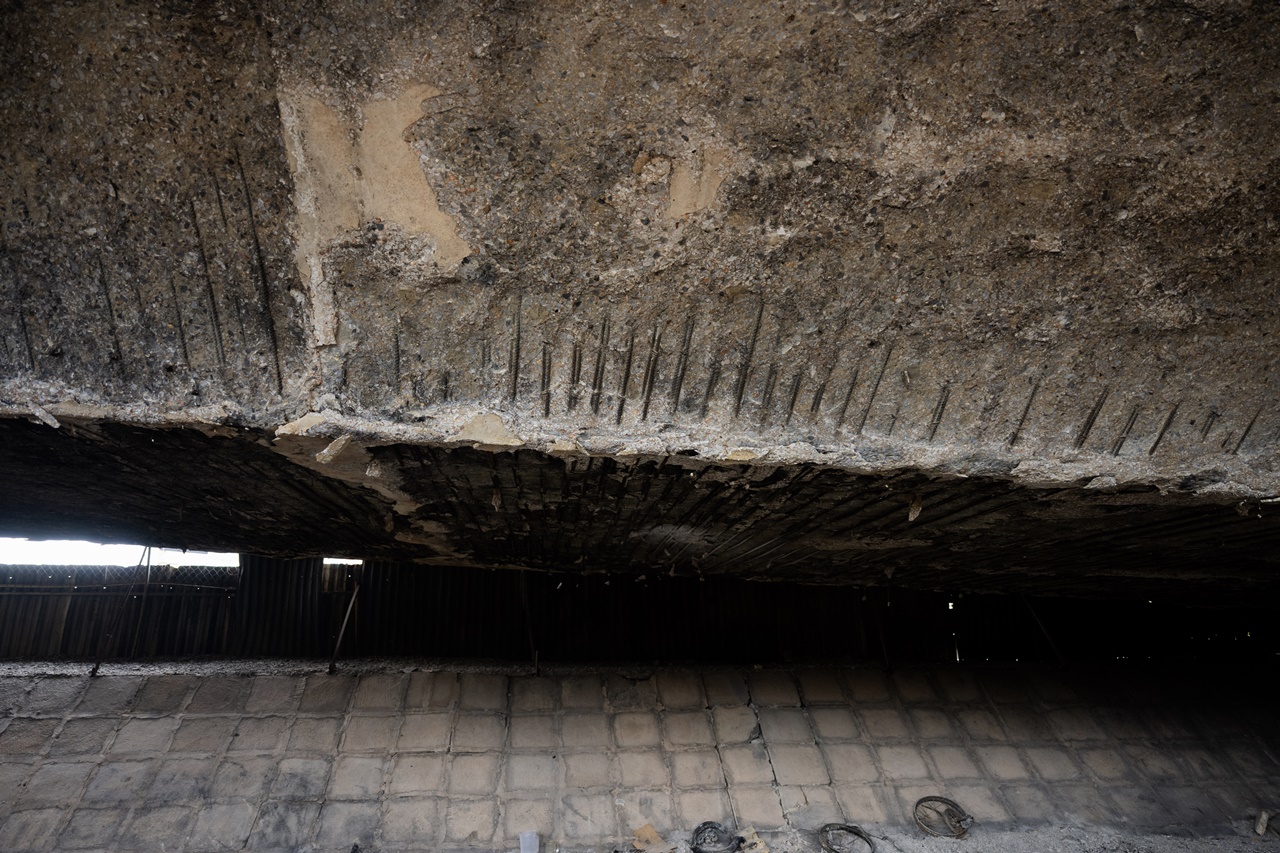 Cận cảnh cầu Vĩnh Tuy sau vụ cháy kinh hoàng 500 xe máy: Xác xe nằm la liệt, bê tông bong tróc lộ thép- Ảnh 3.