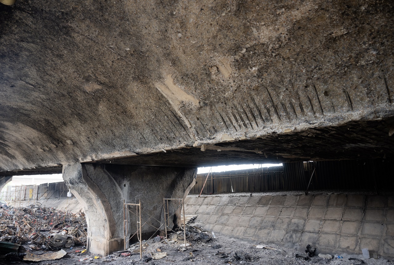 Cận cảnh cầu Vĩnh Tuy sau vụ cháy kinh hoàng 500 xe máy: Xác xe nằm la liệt, bê tông bong tróc lộ thép- Ảnh 5.