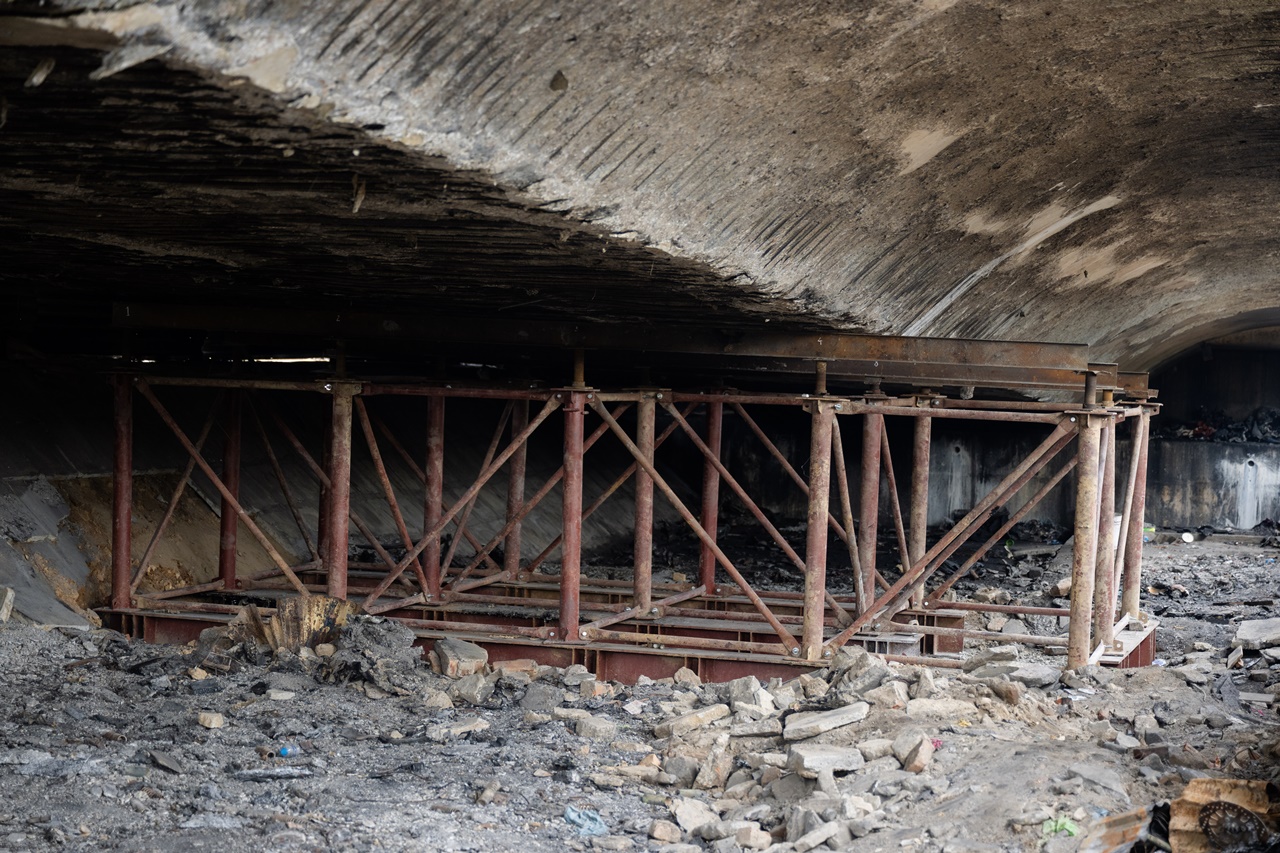 Cận cảnh cầu Vĩnh Tuy sau vụ cháy kinh hoàng 500 xe máy: Xác xe nằm la liệt, bê tông bong tróc lộ thép- Ảnh 10.