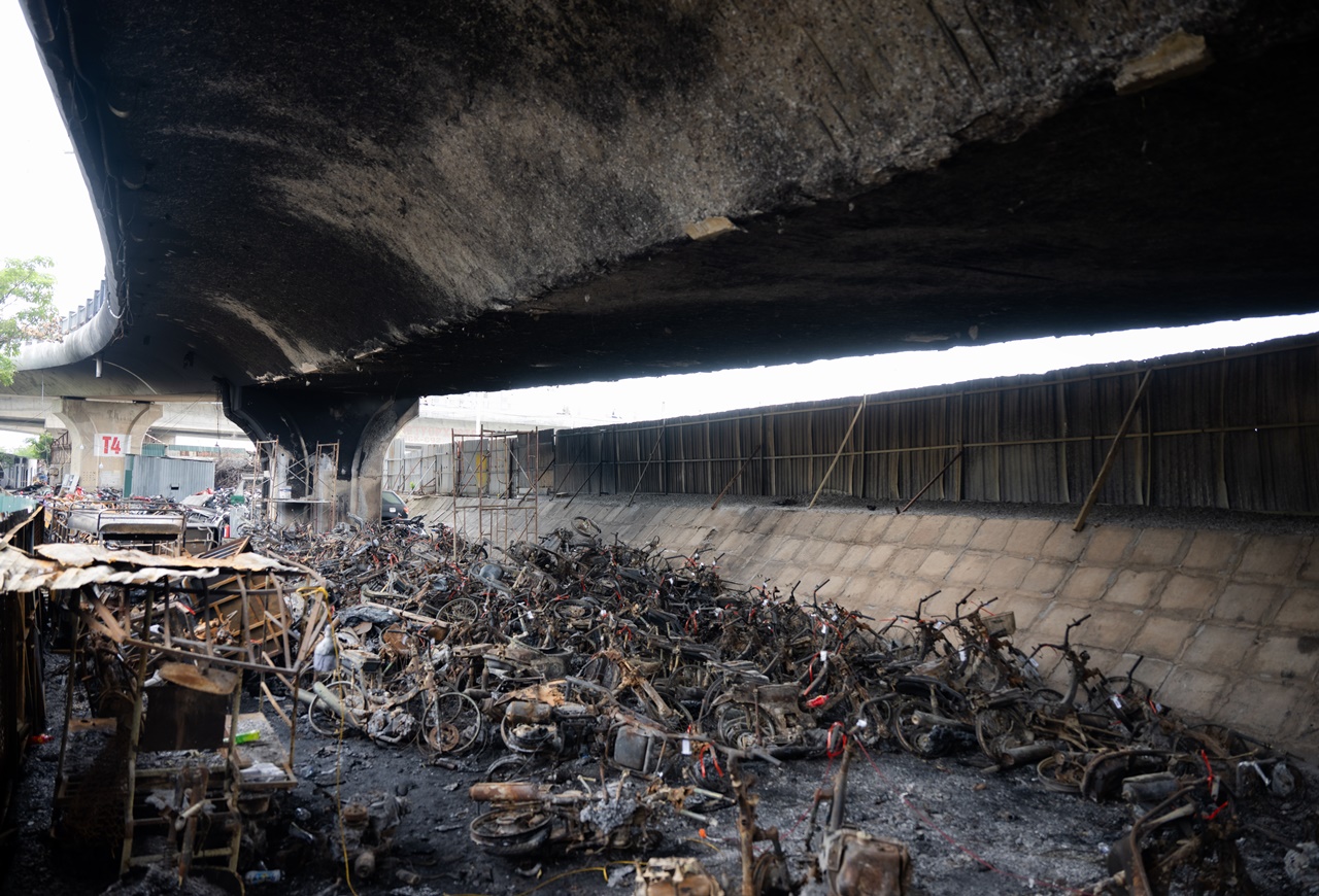 Cận cảnh cầu Vĩnh Tuy sau vụ cháy kinh hoàng 500 xe máy: Xác xe nằm la liệt, bê tông bong tróc lộ thép- Ảnh 8.