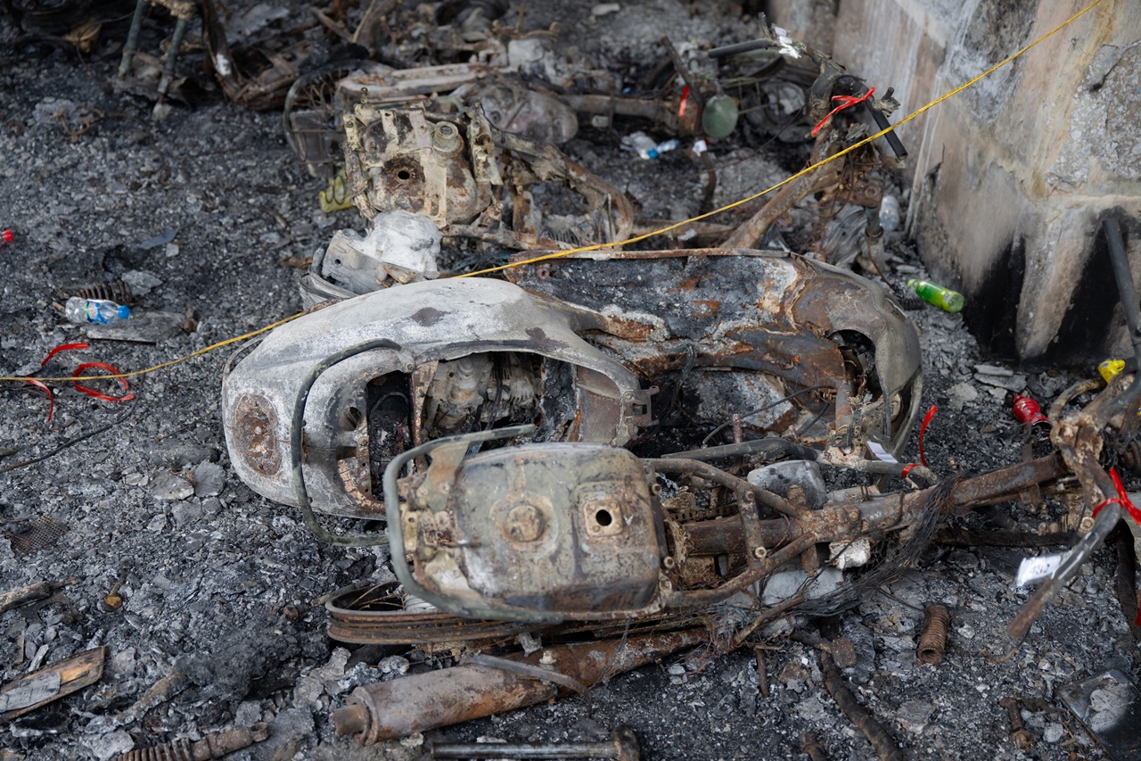 Cận cảnh cầu Vĩnh Tuy sau vụ cháy kinh hoàng 500 xe máy: Xác xe nằm la liệt, bê tông bong tróc lộ thép- Ảnh 7.