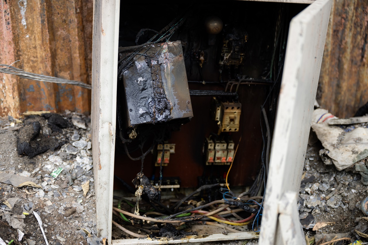 Cận cảnh cầu Vĩnh Tuy sau vụ cháy kinh hoàng 500 xe máy: Xác xe nằm la liệt, bê tông bong tróc lộ thép- Ảnh 6.