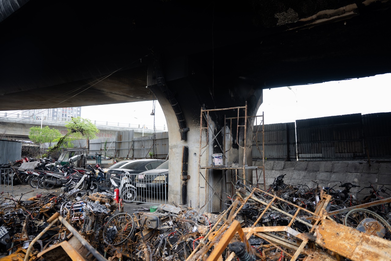 Cận cảnh cầu Vĩnh Tuy sau vụ cháy kinh hoàng 500 xe máy: Xác xe nằm la liệt, bê tông bong tróc lộ thép- Ảnh 11.