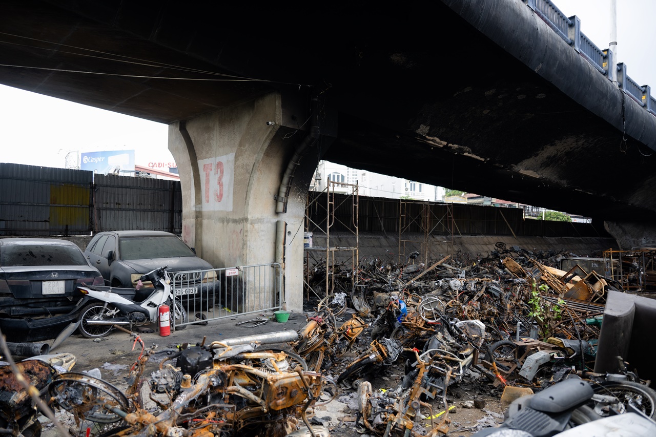 Cận cảnh cầu Vĩnh Tuy sau vụ cháy kinh hoàng 500 xe máy: Xác xe nằm la liệt, bê tông bong tróc lộ thép- Ảnh 9.