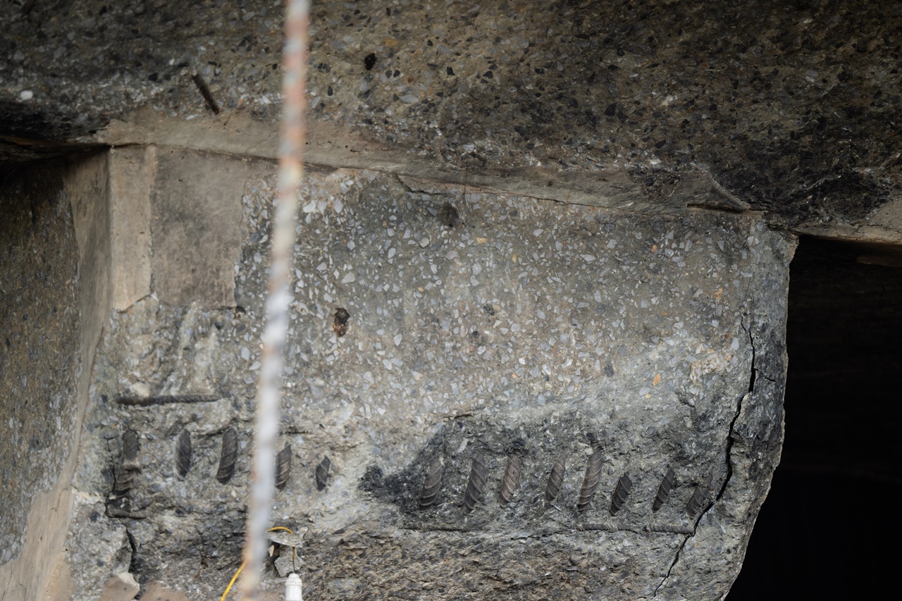 Cận cảnh cầu Vĩnh Tuy sau vụ cháy kinh hoàng 500 xe máy: Xác xe nằm la liệt, bê tông bong tróc lộ thép- Ảnh 12.