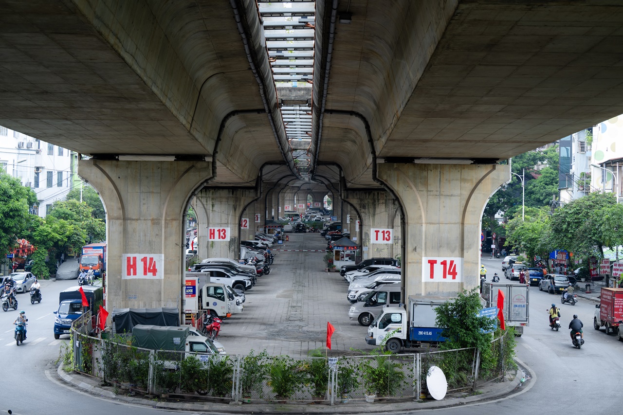 Cận cảnh cầu Vĩnh Tuy sau vụ cháy kinh hoàng 500 xe máy: Xác xe nằm la liệt, bê tông bong tróc lộ thép- Ảnh 14.