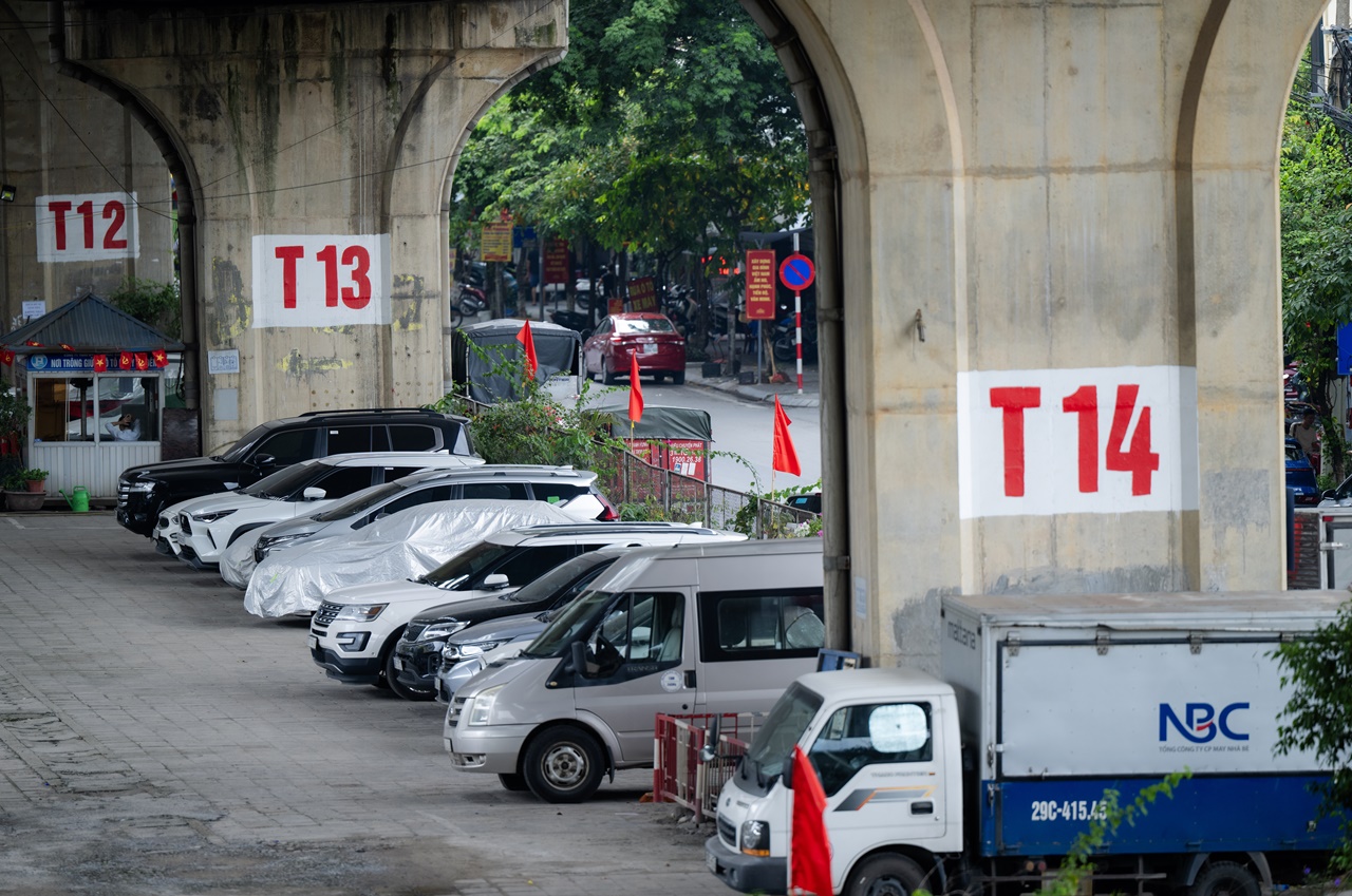 Cận cảnh cầu Vĩnh Tuy sau vụ cháy kinh hoàng 500 xe máy: Xác xe nằm la liệt, bê tông bong tróc lộ thép- Ảnh 13.