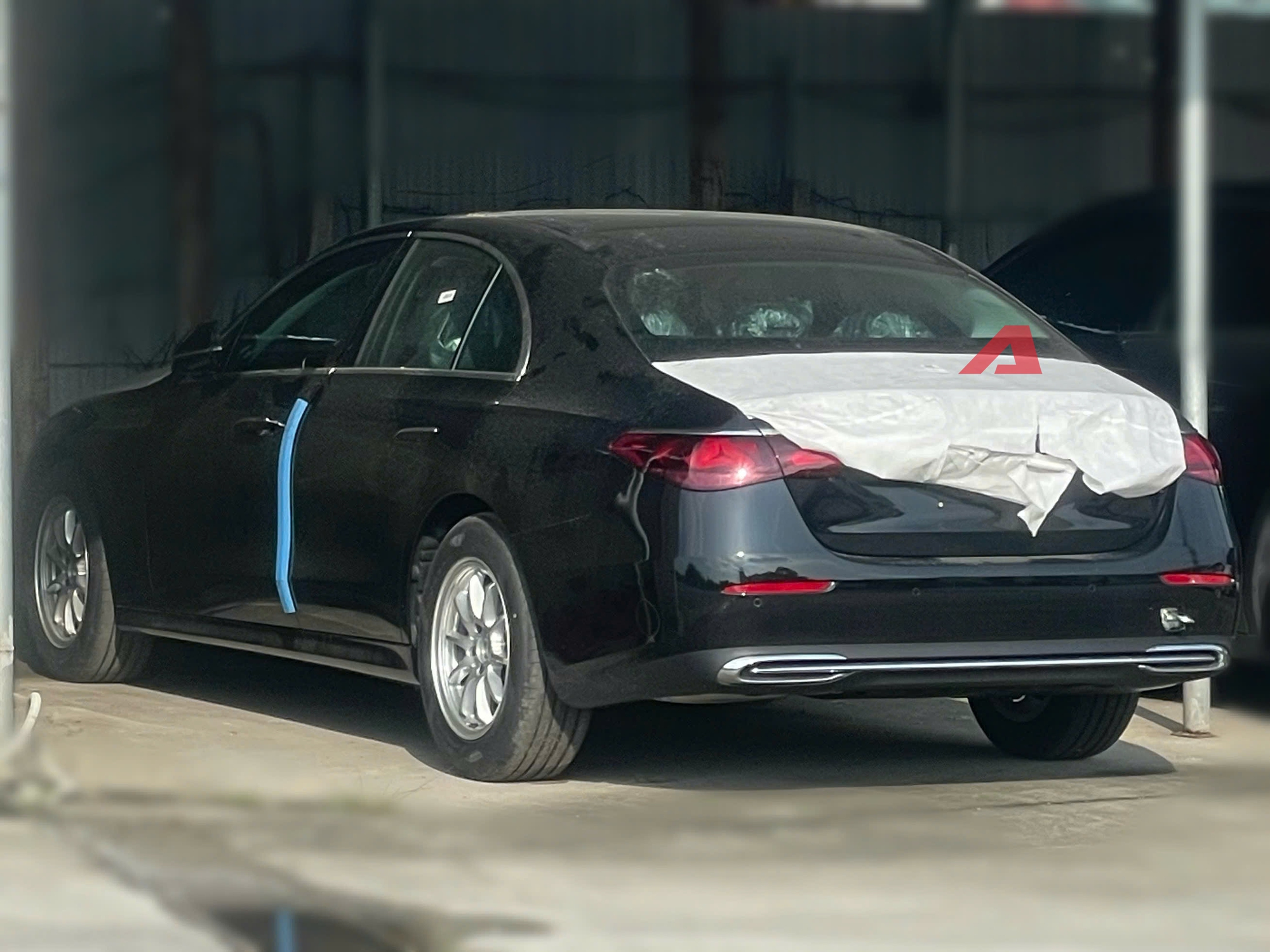Soi nội ngoại thất Mercedes-Benz E-Class 2025 mới lộ diện tại Việt Nam: Dễ là bản ‘base’, có ADAS, mâm có thể gây tranh cãi- Ảnh 6.
