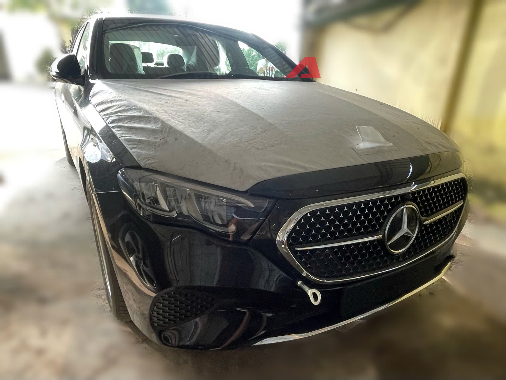 Soi nội ngoại thất Mercedes-Benz E-Class 2025 mới lộ diện tại Việt Nam: Dễ là bản ‘base’, có ADAS, mâm có thể gây tranh cãi- Ảnh 3.