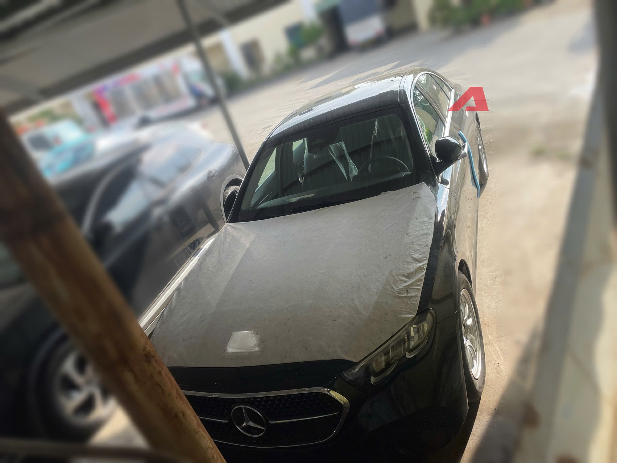 Soi nội ngoại thất Mercedes-Benz E-Class 2025 mới lộ diện tại Việt Nam: Dễ là bản ‘base’, có ADAS, mâm có thể gây tranh cãi- Ảnh 1.
