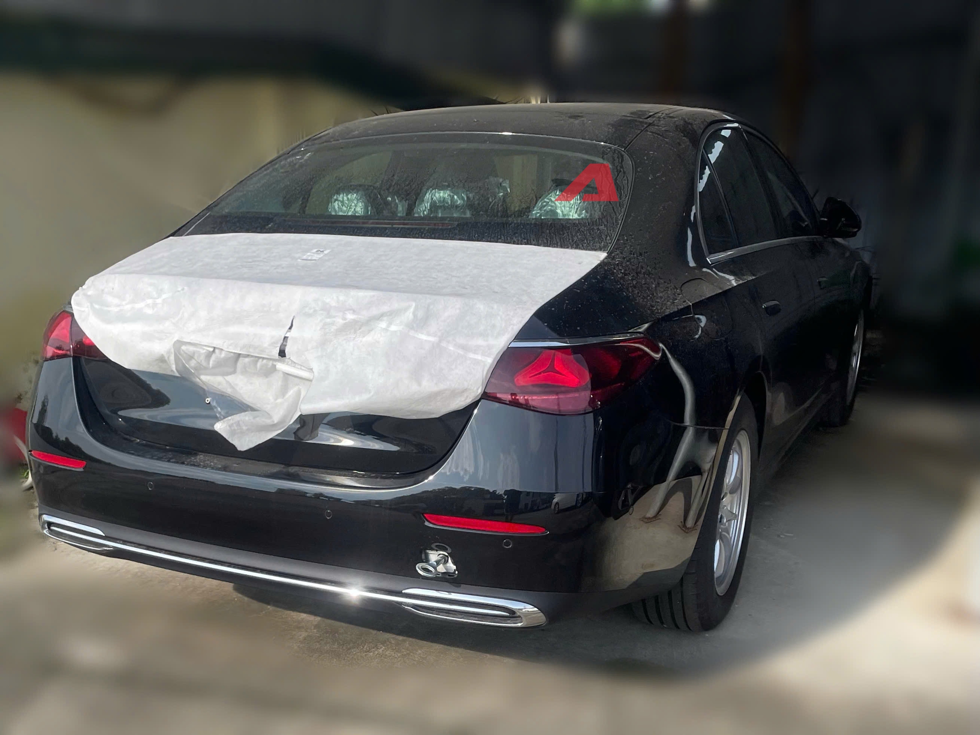 Soi nội ngoại thất Mercedes-Benz E-Class 2025 mới lộ diện tại Việt Nam: Dễ là bản ‘base’, có ADAS, mâm có thể gây tranh cãi- Ảnh 7.
