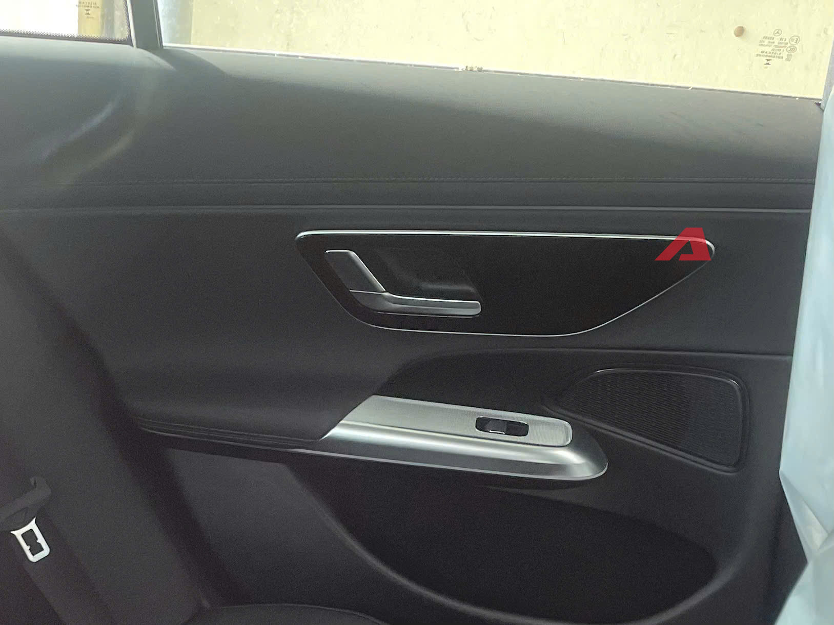 Soi nội ngoại thất Mercedes-Benz E-Class 2025 mới lộ diện tại Việt Nam: Dễ là bản ‘base’, có ADAS, mâm có thể gây tranh cãi- Ảnh 14.