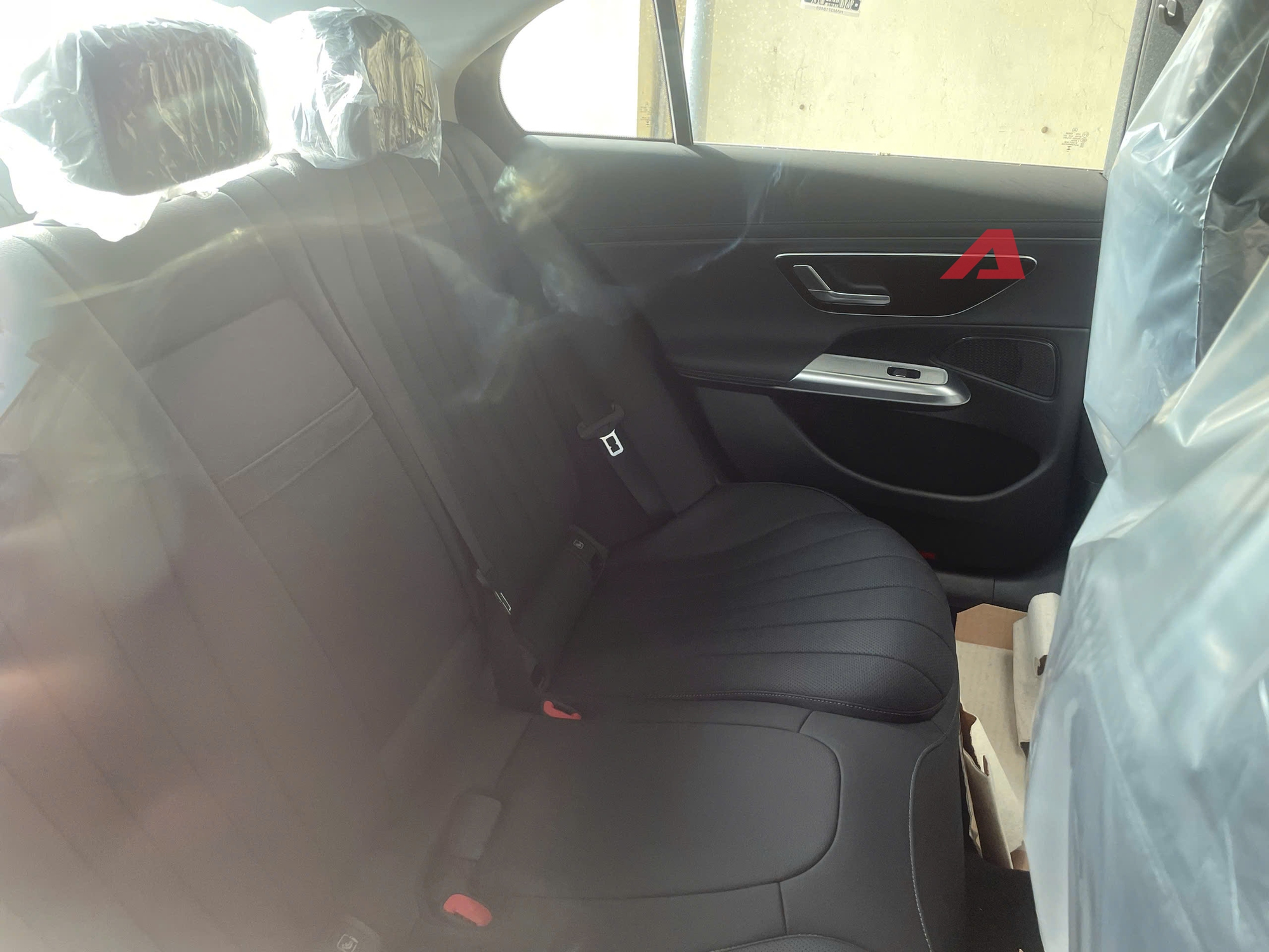 Soi nội ngoại thất Mercedes-Benz E-Class 2025 mới lộ diện tại Việt Nam: Dễ là bản ‘base’, có ADAS, mâm có thể gây tranh cãi- Ảnh 13.