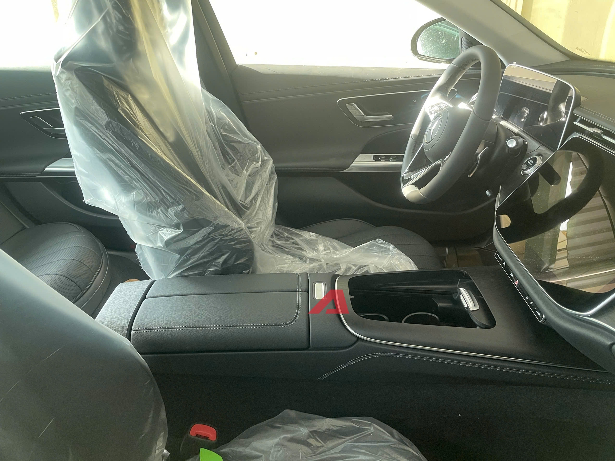 Soi nội ngoại thất Mercedes-Benz E-Class 2025 mới lộ diện tại Việt Nam: Dễ là bản ‘base’, có ADAS, mâm có thể gây tranh cãi- Ảnh 9.