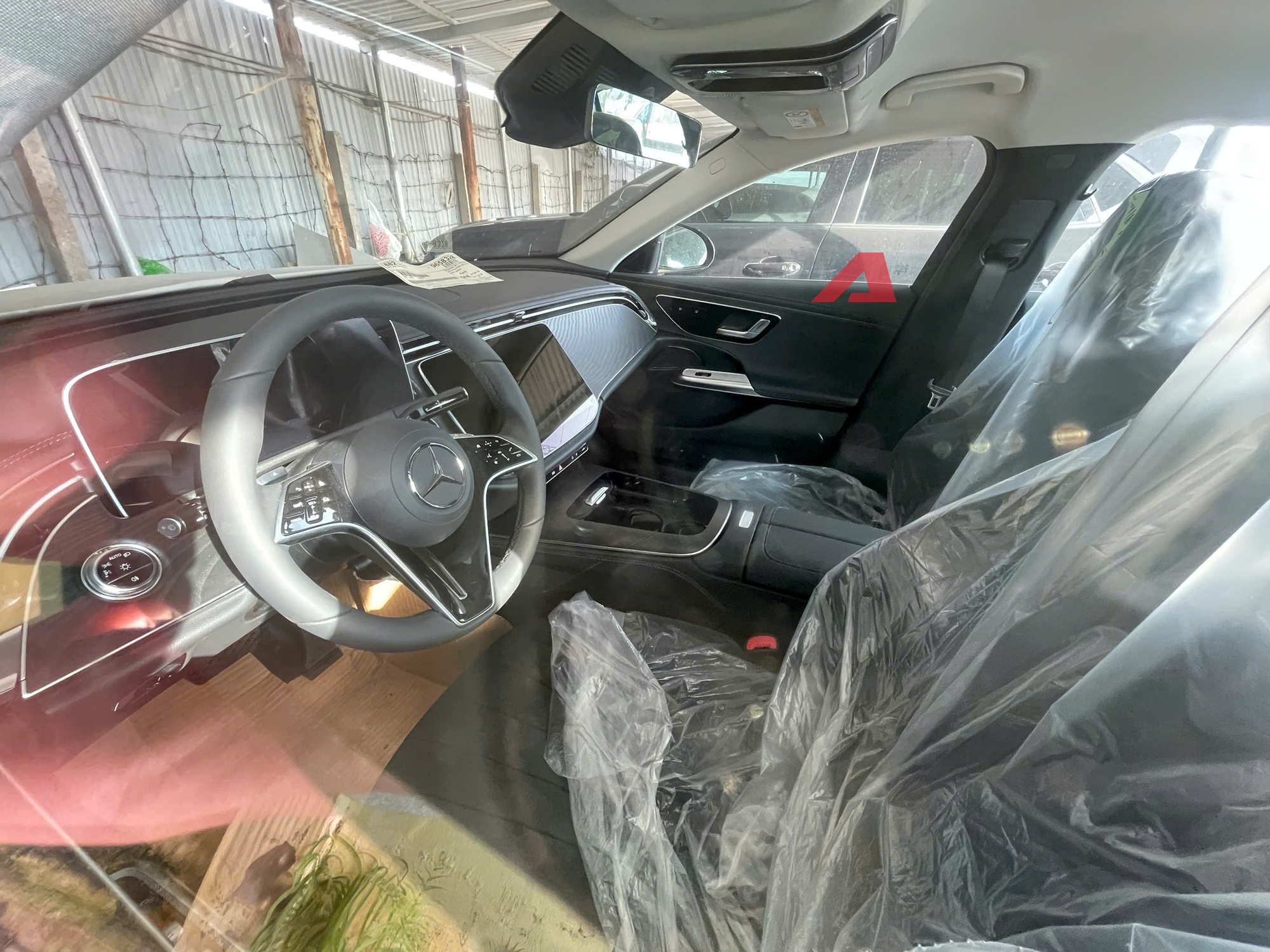 Soi nội ngoại thất Mercedes-Benz E-Class 2025 mới lộ diện tại Việt Nam: Dễ là bản ‘base’, có ADAS, mâm có thể gây tranh cãi- Ảnh 8.