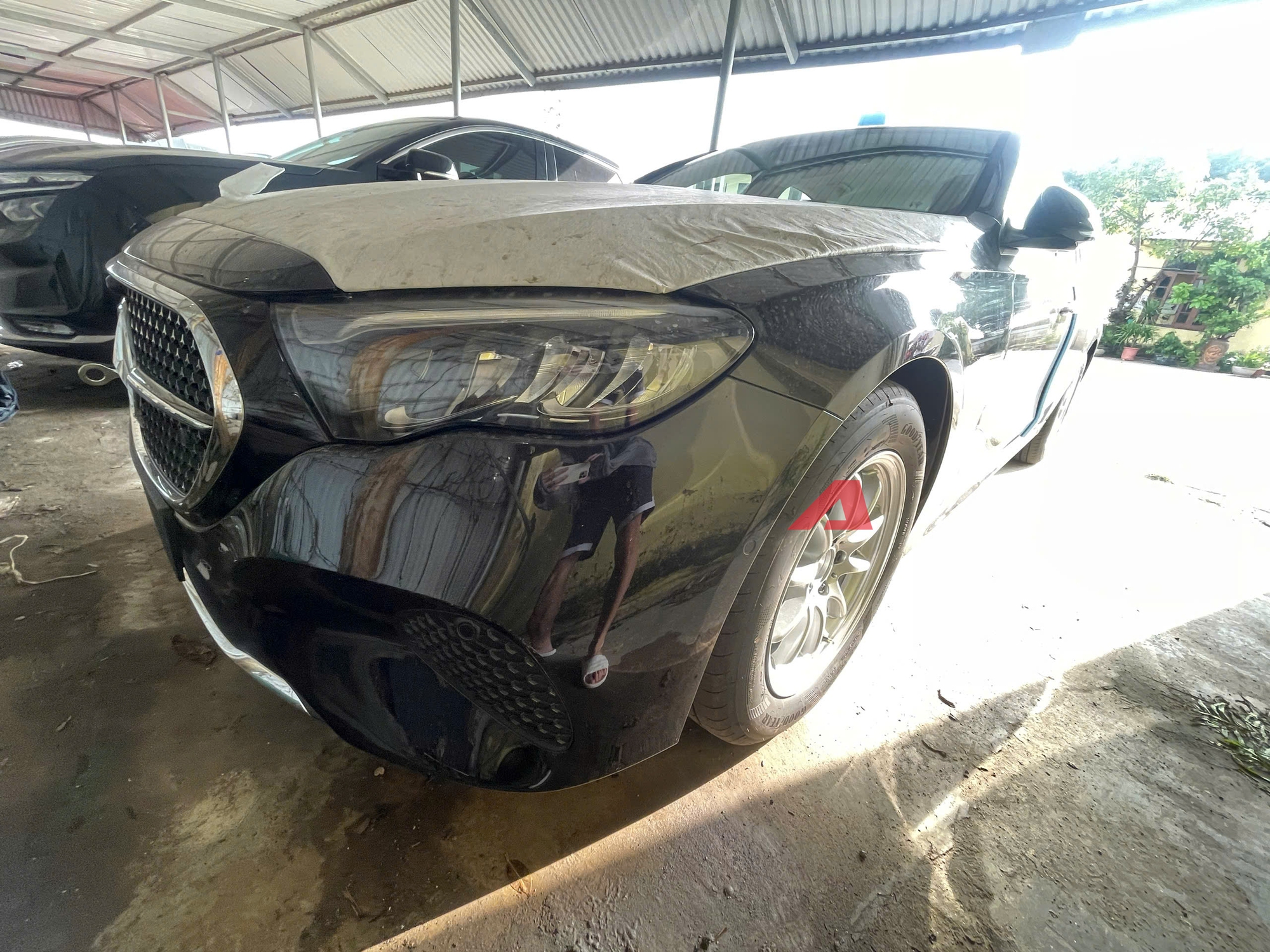 Soi nội ngoại thất Mercedes-Benz E-Class 2025 mới lộ diện tại Việt Nam: Dễ là bản ‘base’, có ADAS, mâm có thể gây tranh cãi- Ảnh 4.
