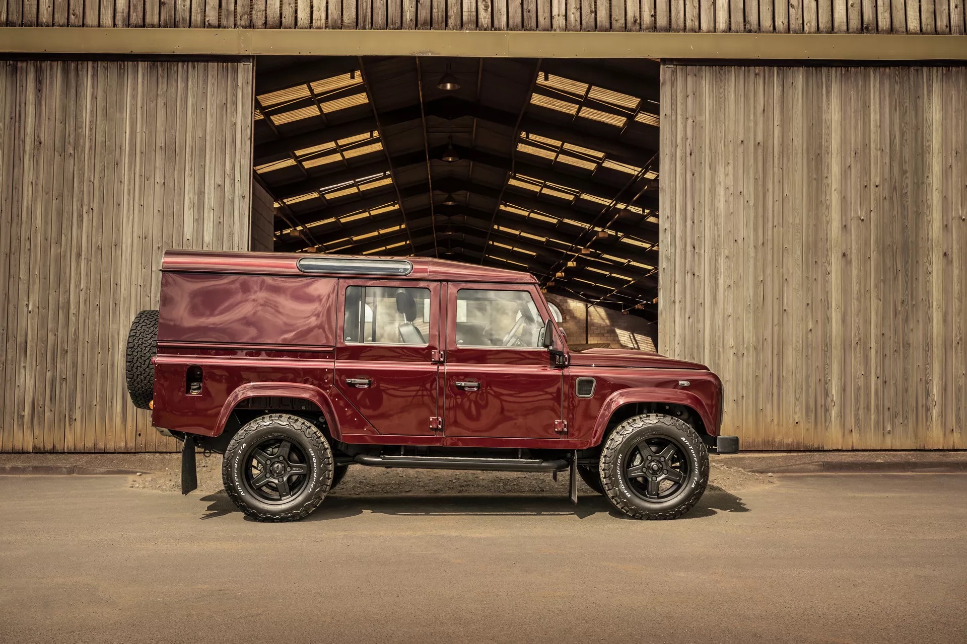 Mua 240 chiếc Land Rover Defender cổ về rồi nâng cấp, chủ hãng độ thu về hơn 1.500 tỷ đồng- Ảnh 3.