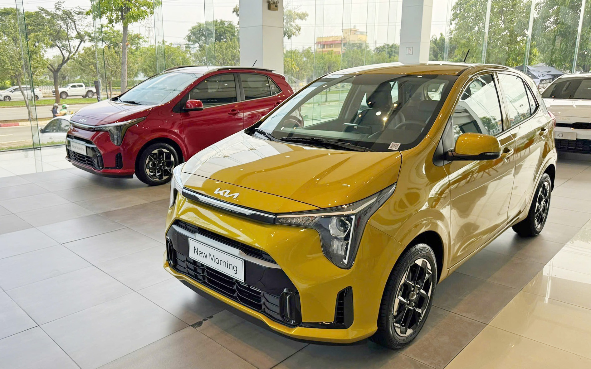 Ảnh thực tế 2 bản Kia Morning 2025 giá từ 439 triệu đồng tại đại lý: Vài điểm giống ‘tiểu Carnival’, thêm công nghệ, tiện ích, cạnh tranh i10, Wigo- Ảnh 3.