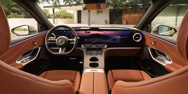 Đây là lý do Mercedes-Benz GLC đời mới có màn hình cảm ứng siêu khủng nhưng vô-lăng lại ‘cải lùi’ bằng nút cơ- Ảnh 3. Đây là lý do Mercedes-Benz GLC đời mới có màn hình cảm ứng siêu khủng nhưng vô-lăng lại ‘cải lùi’ bằng nút cơ- Ảnh 3.