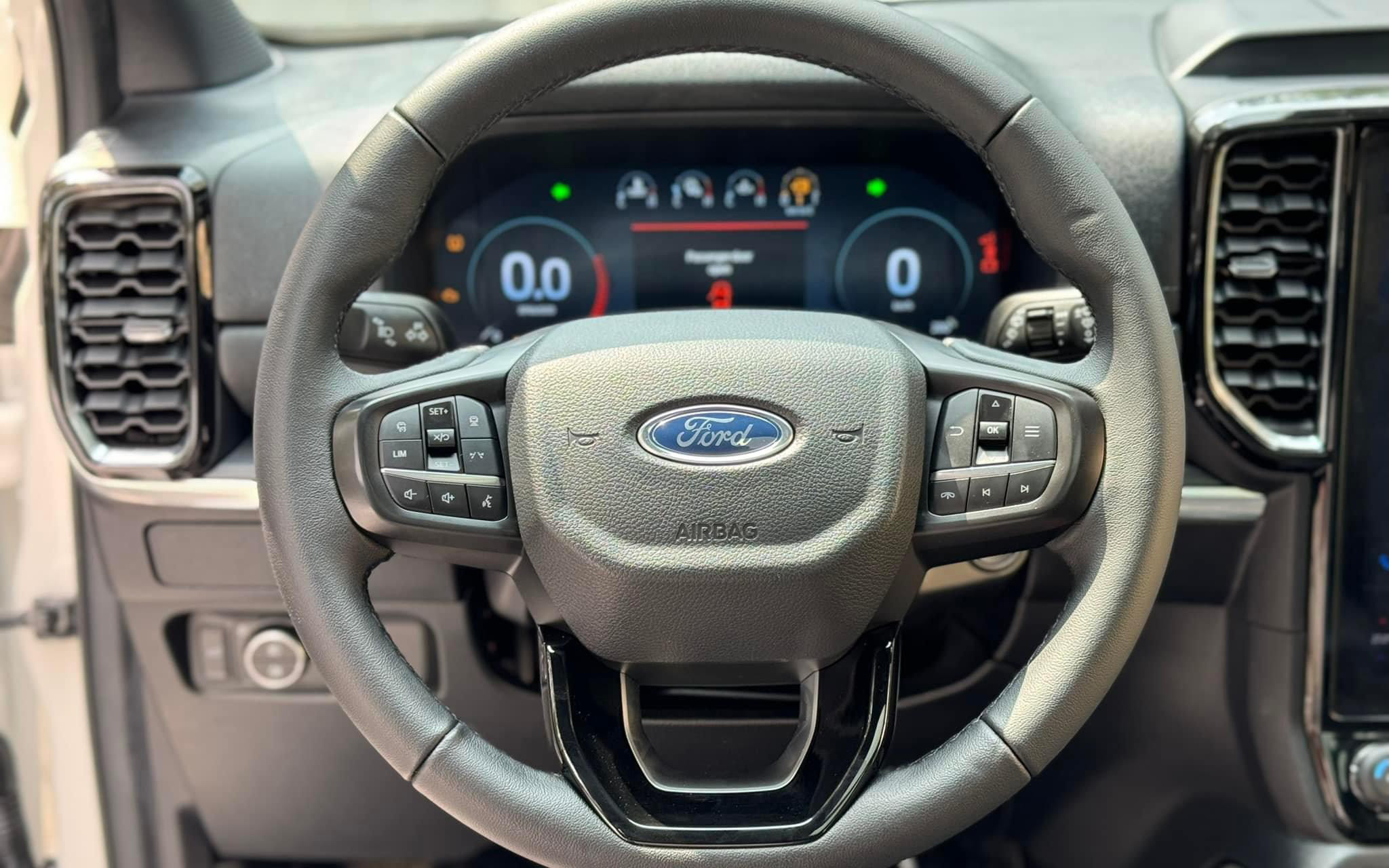 Chọn Kia Sorento hay Ford Everest cùng giá gần 1,47 tỷ đồng, bảng so sánh này sẽ cho bạn thấy cuộc ganh đua gắt gao về công nghệ- Ảnh 10.