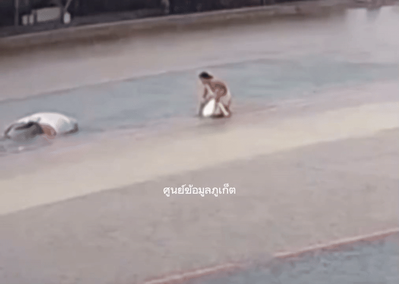 Sau mưa lụt, ô tô đi vào đoạn đường ngập nước rồi lao thẳng xuống biển, cảnh tượng sau đó mới khó tin- Ảnh 2.