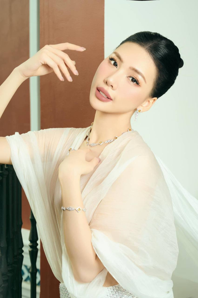 Hoa hậu Bùi Quỳnh Hoa: Vướng tai tiếng sau đăng quang, nay thả dáng bên xe sang - đồ hiệu phủ kín- Ảnh 13.