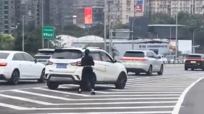 Nữ tài xế gây choáng vì vô tư dừng xe trên cao tốc rồi lắc vòng- Ảnh 1. Nữ tài xế gây choáng vì vô tư dừng xe trên cao tốc rồi lắc vòng- Ảnh 1.