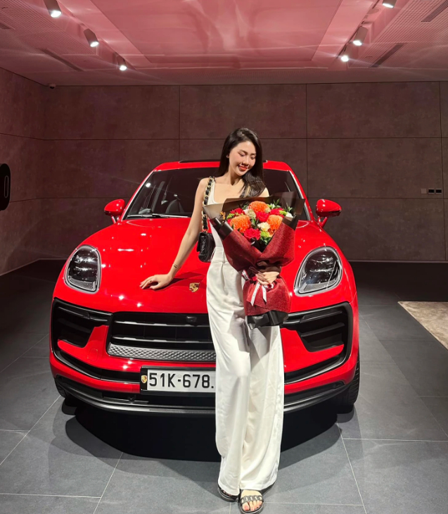 Hoa hậu Bùi Quỳnh Hoa: Vướng tai tiếng sau đăng quang, nay thả dáng bên xe sang - đồ hiệu phủ kín- Ảnh 11.