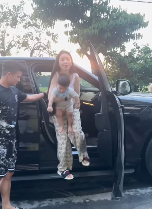 Những lần Chu Thanh Huyền lái xe sang về quê Quang Hải: Từ mặt mộc giản dị đến pha ứng xử khéo với nhà chồng- Ảnh 4.