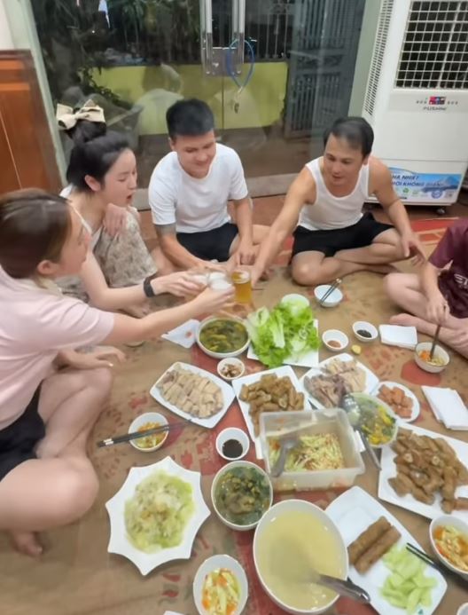 Những lần Chu Thanh Huyền lái xe sang về quê Quang Hải: Từ mặt mộc giản dị đến pha ứng xử khéo với nhà chồng- Ảnh 3.