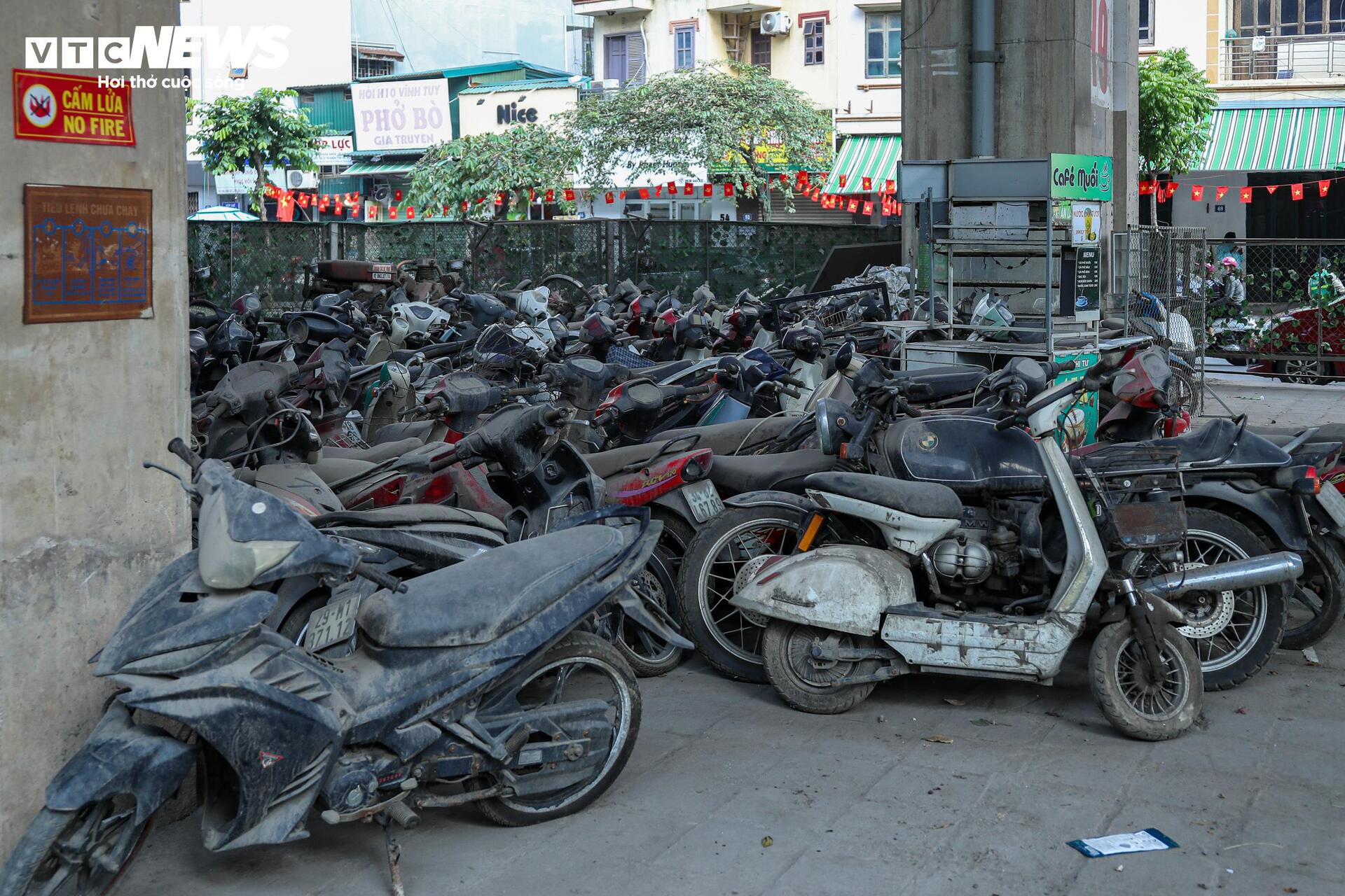 Loạt bãi xe dưới gầm cầu Vĩnh Tuy treo biển 'giải tỏa' sau vụ cháy 500 xe máy- Ảnh 8.