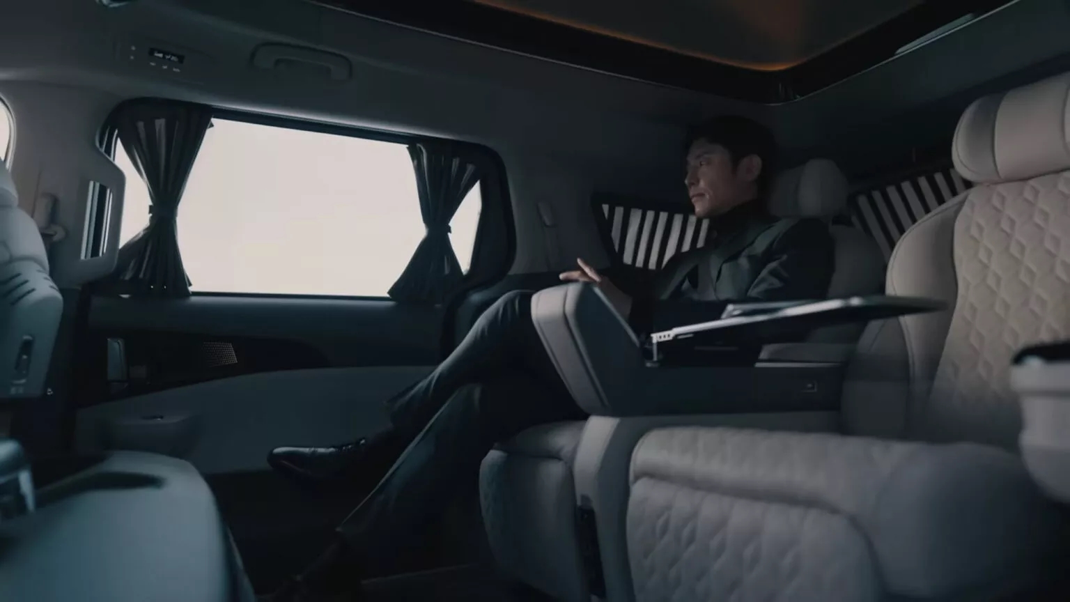 Kia Carnival 2026 thêm 'bản sang' đấu Toyota Alphard: Có cả tùy chọn 4 chỗ cho sếp, ghế sau có massage chân, màn riêng 21,5inch, có chi tiết như Rolls-Royce- Ảnh 5.