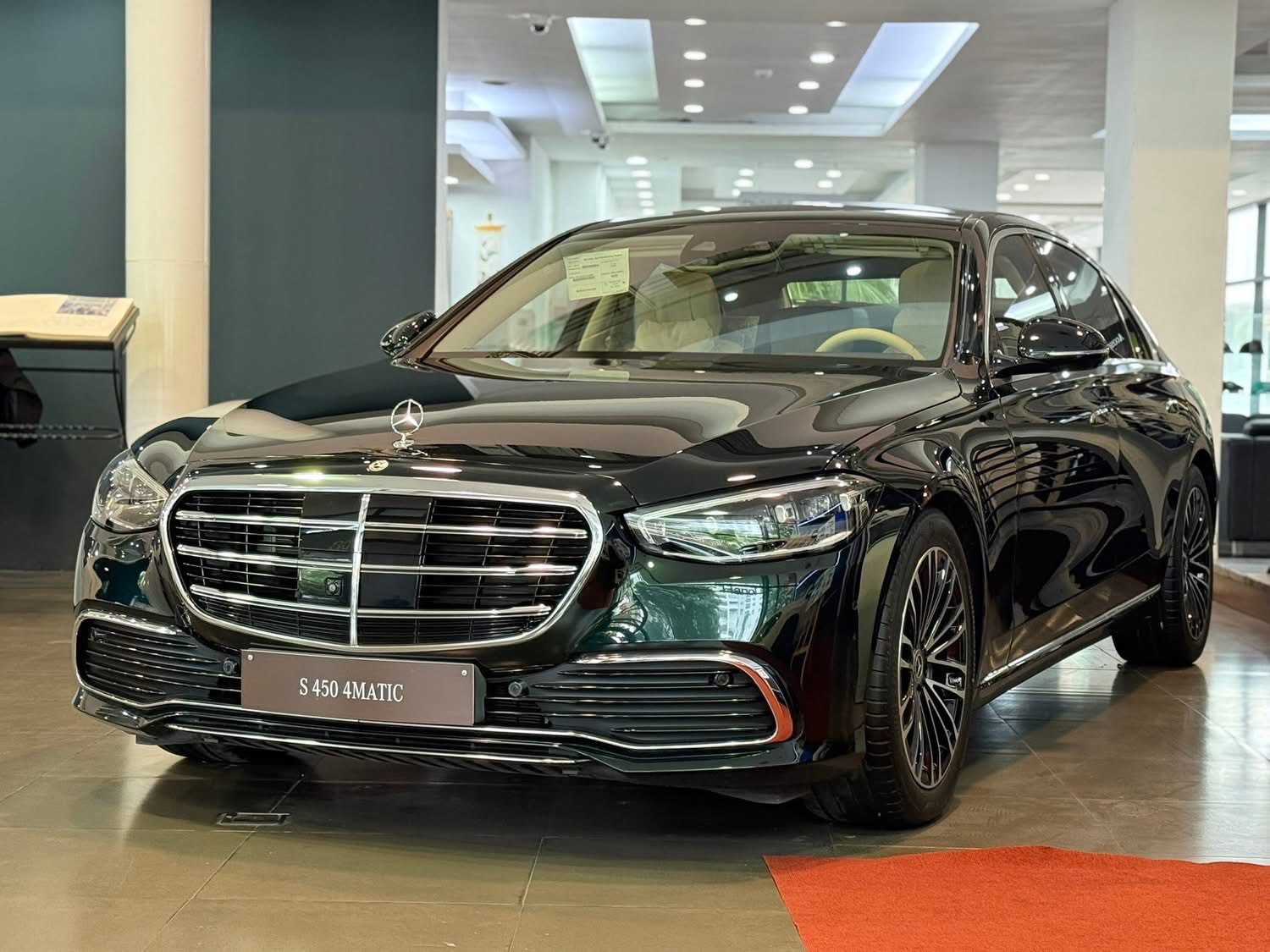 Mercedes-Benz S 450 giảm đến 600 triệu đồng tại đại lý, tăng sức đấu 7 Series nhưng người mua phải đánh đổi một thứ- Ảnh 2.