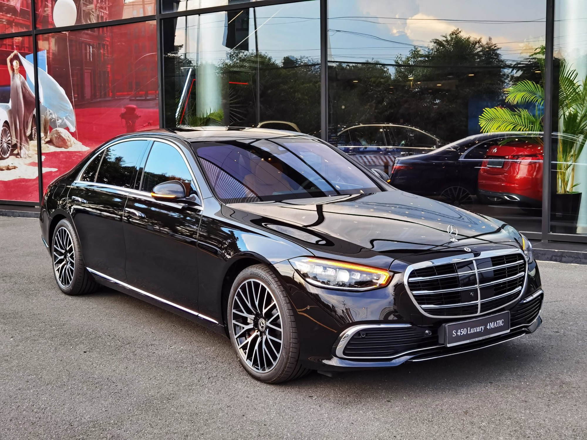 Mercedes-Benz S 450 giảm đến 600 triệu đồng tại đại lý, tăng sức đấu 7 Series nhưng người mua phải đánh đổi một thứ- Ảnh 3.