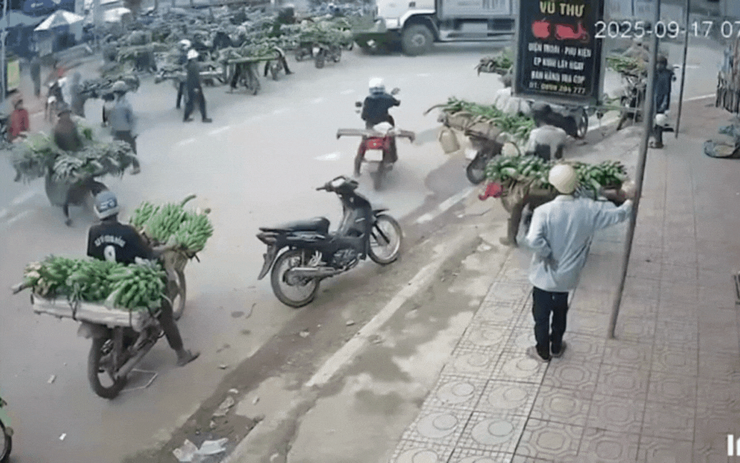 Vụ xe tải lao như "tên bắn" vào chợ: Danh tính 12 người thương vong, có 1 phụ nữ mang thai tử vong- Ảnh 1. Vụ xe tải lao như "tên bắn" vào chợ: Danh tính 12 người thương vong, có 1 phụ nữ mang thai tử vong- Ảnh 1.